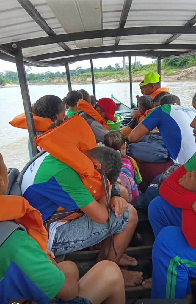 Transportadores de alunos paralisam atividades em Tarauacá por atraso de pagamentos do Governo do Estado