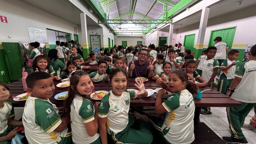 Prefeito Salatiel Magalhães destaca qualidade da merenda escolar durante visita à Escola Padre Trindade