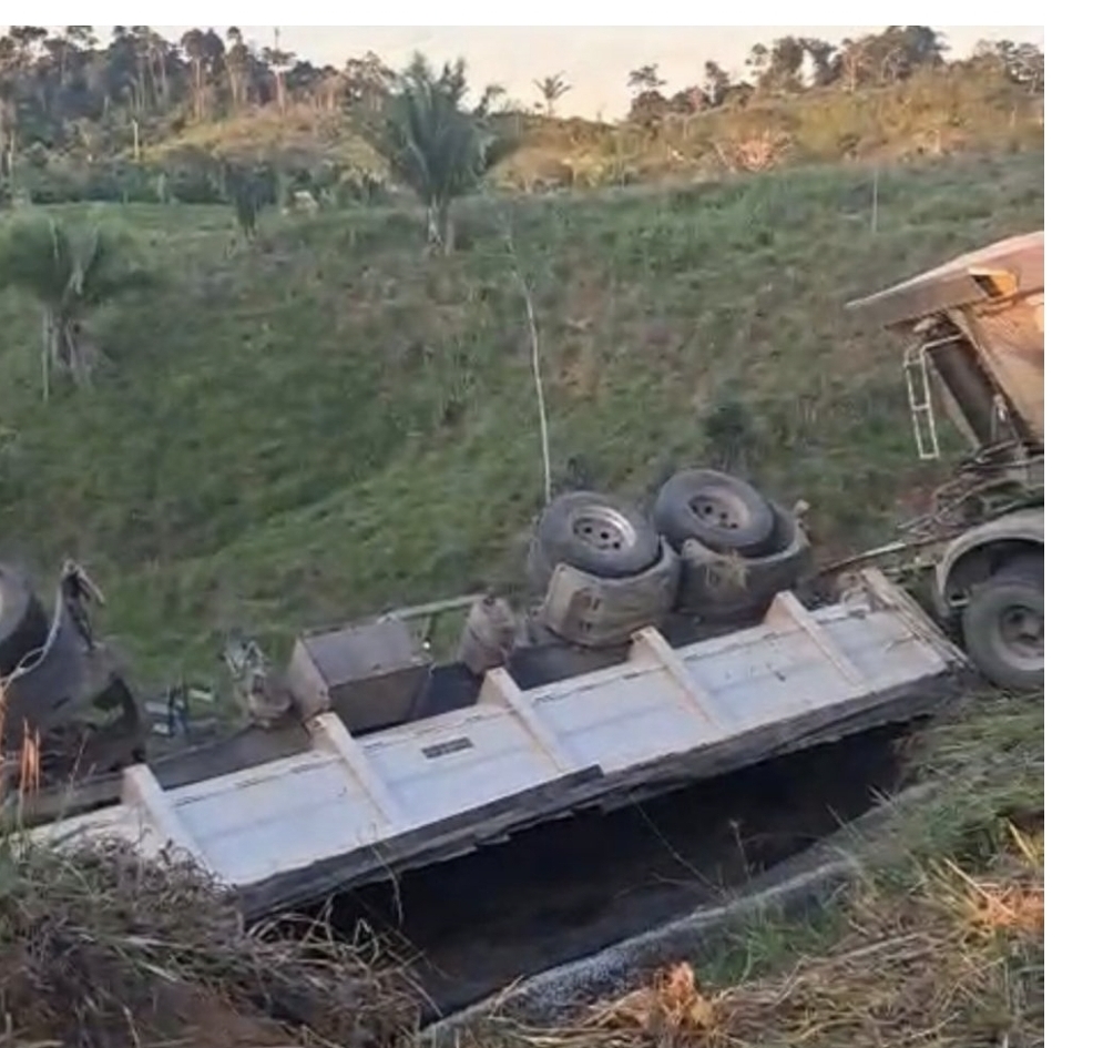 Carreta sai da pista e cai em ribanceira na BR-364, próximo à Comunidade Maracanã, em Tarauacá