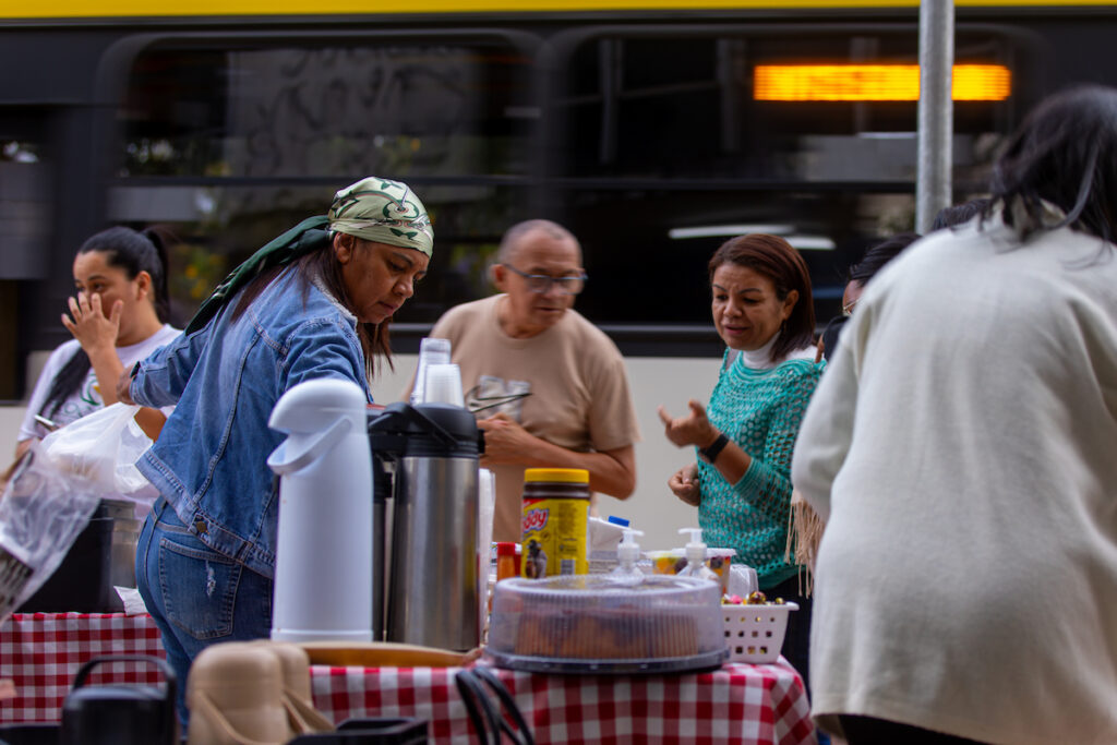 cafe-do-trabalhador:-empreendedores-transformam-pontos-de-onibus-da-madrugada-ao-amanhecer