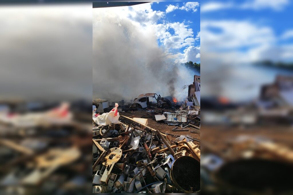 incendio-de-grandes-proporcoes-atinge-fabrica-de-reciclagem-no-entorno