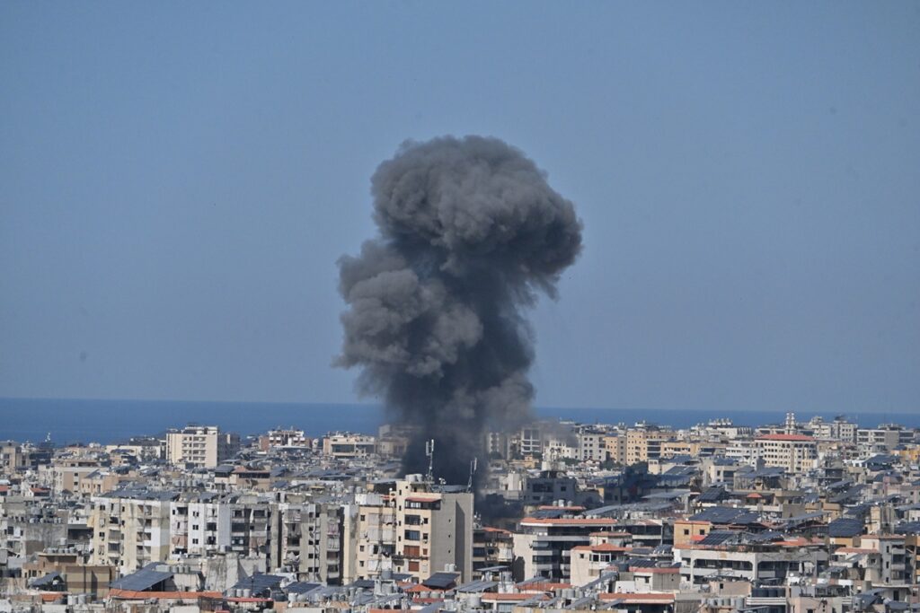 apos-tomada-de-castelo,-israel-ordena-ataques-nos-suburbios-de-beirute
