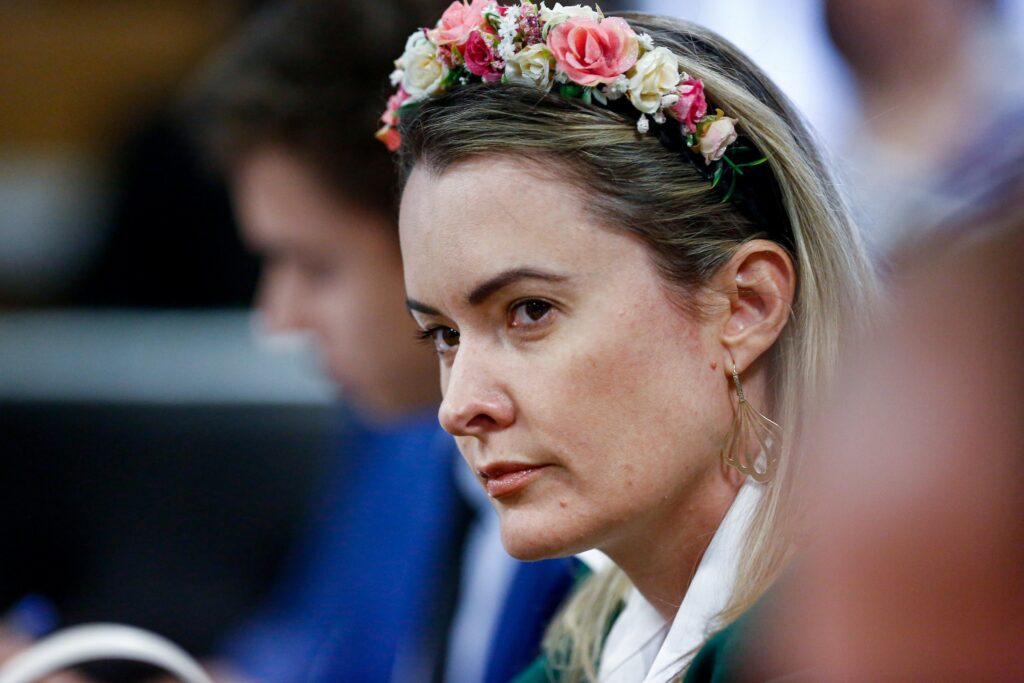 guerra-do-6×1-leva-justica-a-mandar-apagar-posts-contra-deputada-do-pl