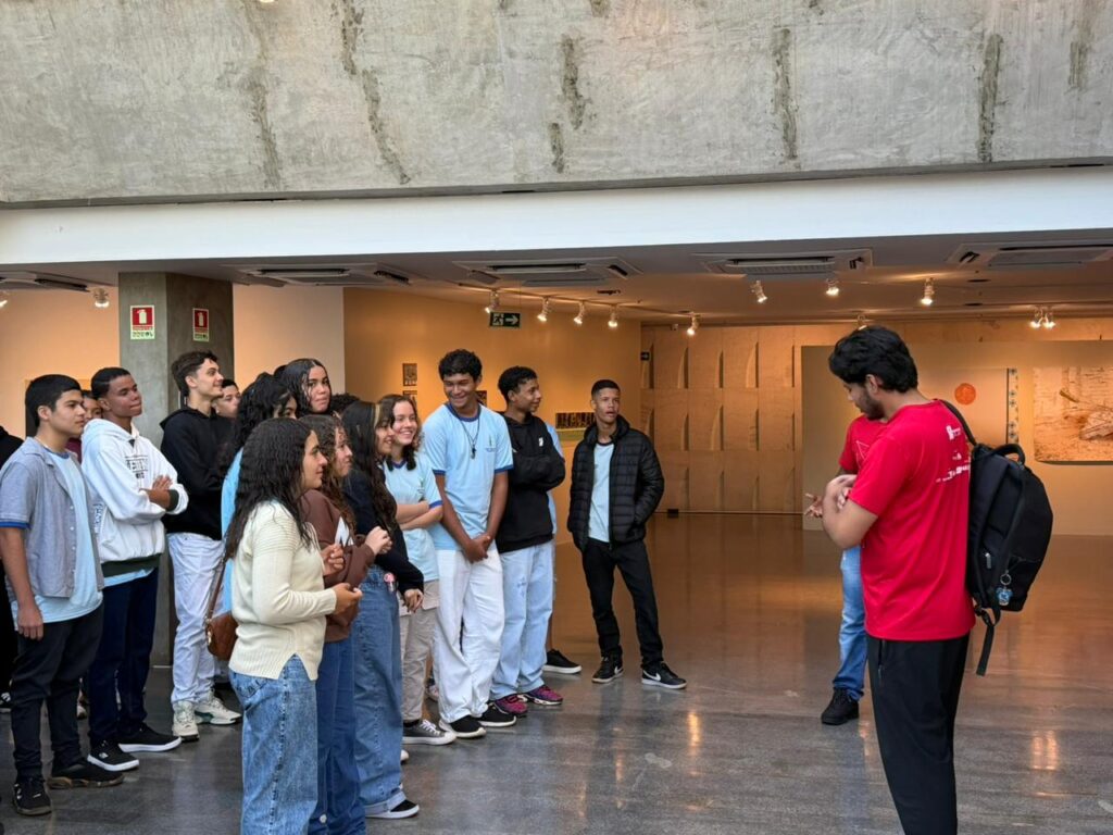 alunos-transformam-aula-em-imersao-artistica-na-mostra-constelacoes