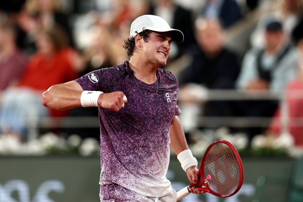 invicto-contra-mensik,-joao-fonseca-busca-semifinal-de-roland-garros