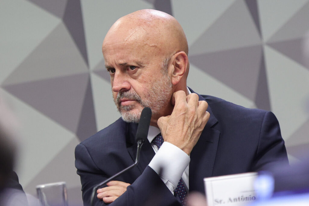 pf-diz-que-careca-do-inss-usou-sobrinha-em-manobra-por-carro-de-luxo