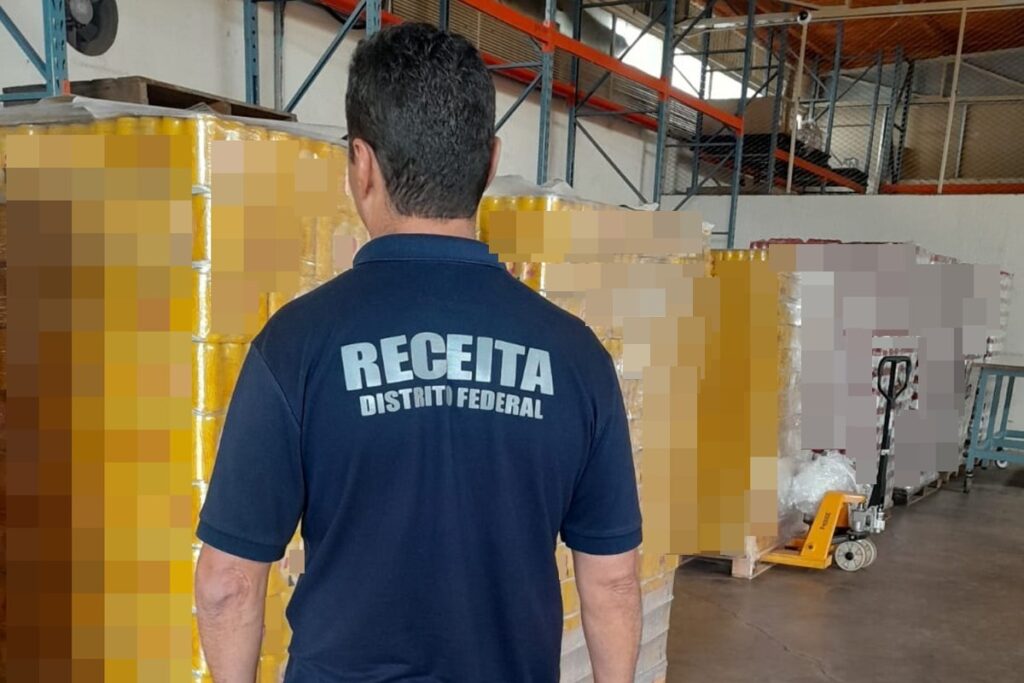 fiscais-apreendem-20-mil-litros-de-cachaca-e-59-mil-latas-de-cerveja