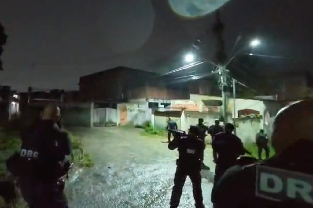 policia-mira-cv-por-raspar-cabelo-de-mulheres-no-“tribunal-do-crime”