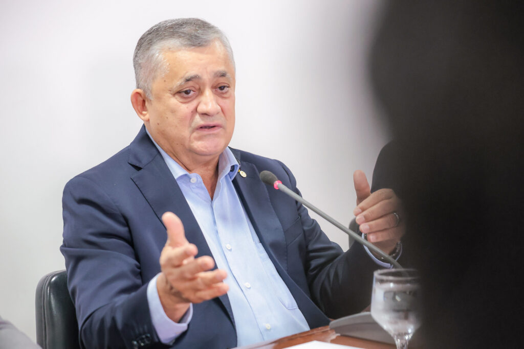 “flavio-bolsonaro-so-atrapalha-o-brasil”,-diz-ministro-sobre-tarifaco