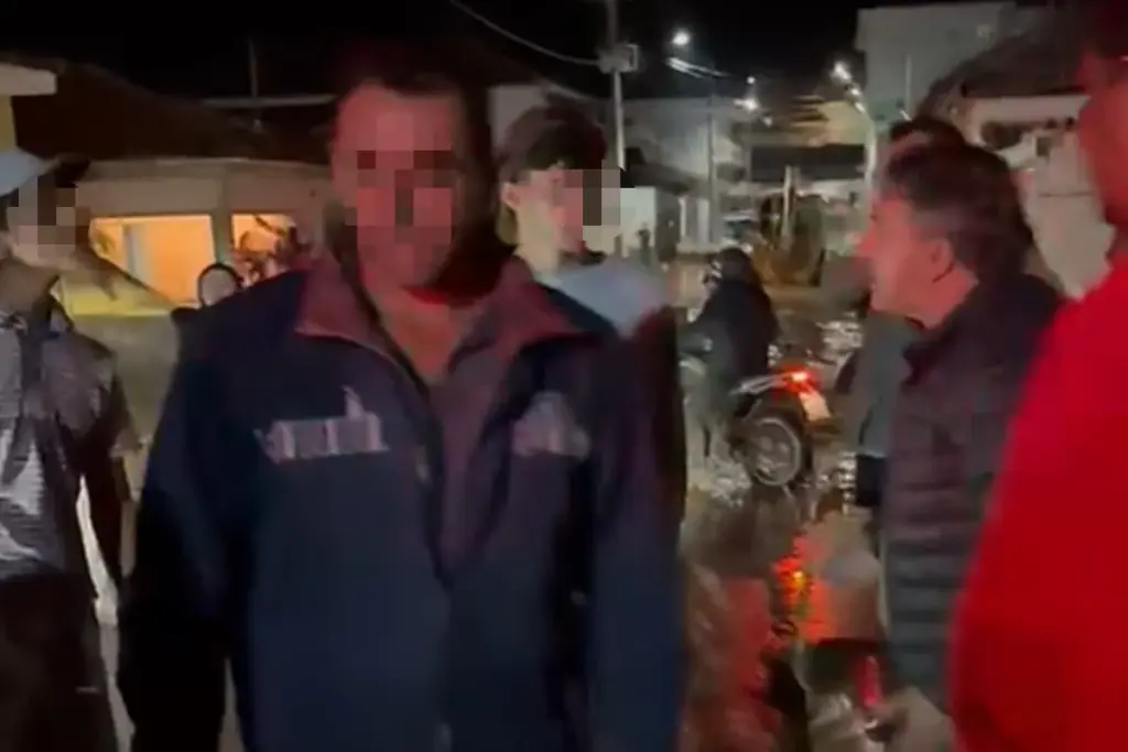 “tenho-culpa-da-chuva?”:-prefeito-bate-boca-com-moradores-em-mg.-veja-video