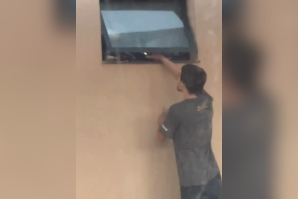 homem-e-detido-apos-ser-visto-filmando-mulher-pela-janela-do-banheiro.-veja-video