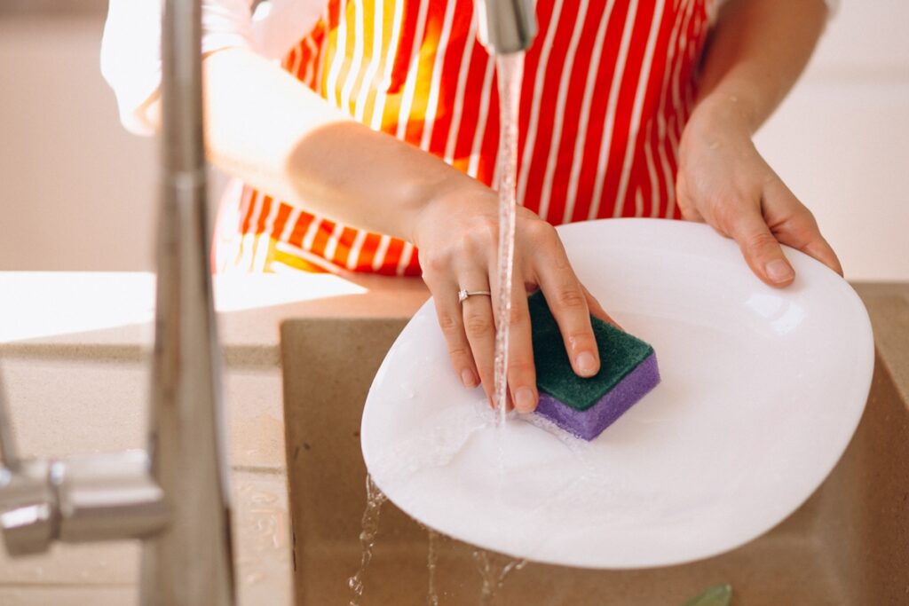 esponja-de-cozinha-libera-microplasticos-a-cada-lavagem,-afirma-estudo