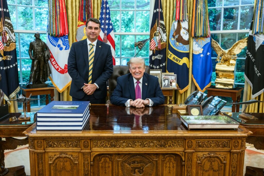 flavio-agradece-a-trump-apos-ser-chamado-de-“jovem-inteligente”