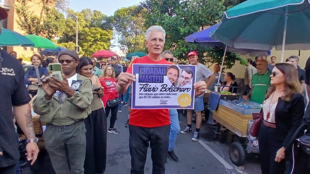 protesto-da-esquerda-oferece-a-flavio-titulo-de-“cidadao-master”-em-bh