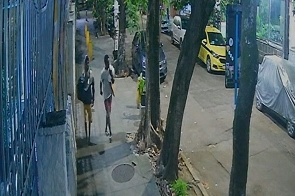 camera-flagrou-homens-abrindo-bueiro-horas-antes-de-mulher-cair-no-rio.-veja-video
