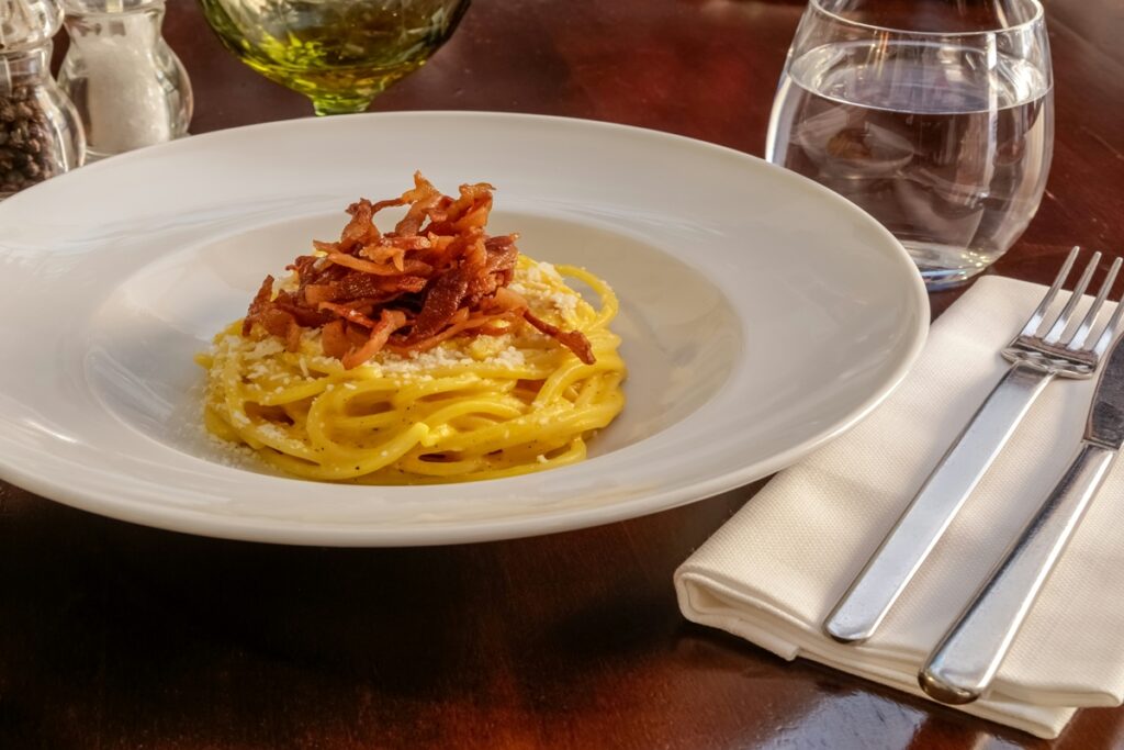 dia-da-italia:-receita-facil-de-carbonara-para-surpreender-em-casa