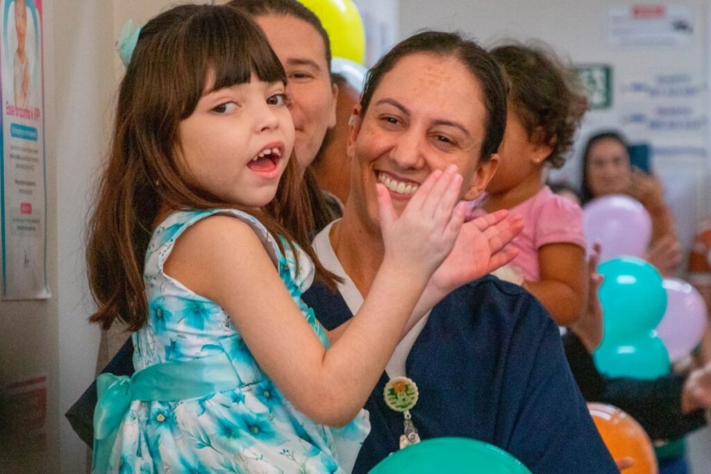 menina-que-viveu-toda-a-vida-no-hospital-recebe-alta-aos-7-anos