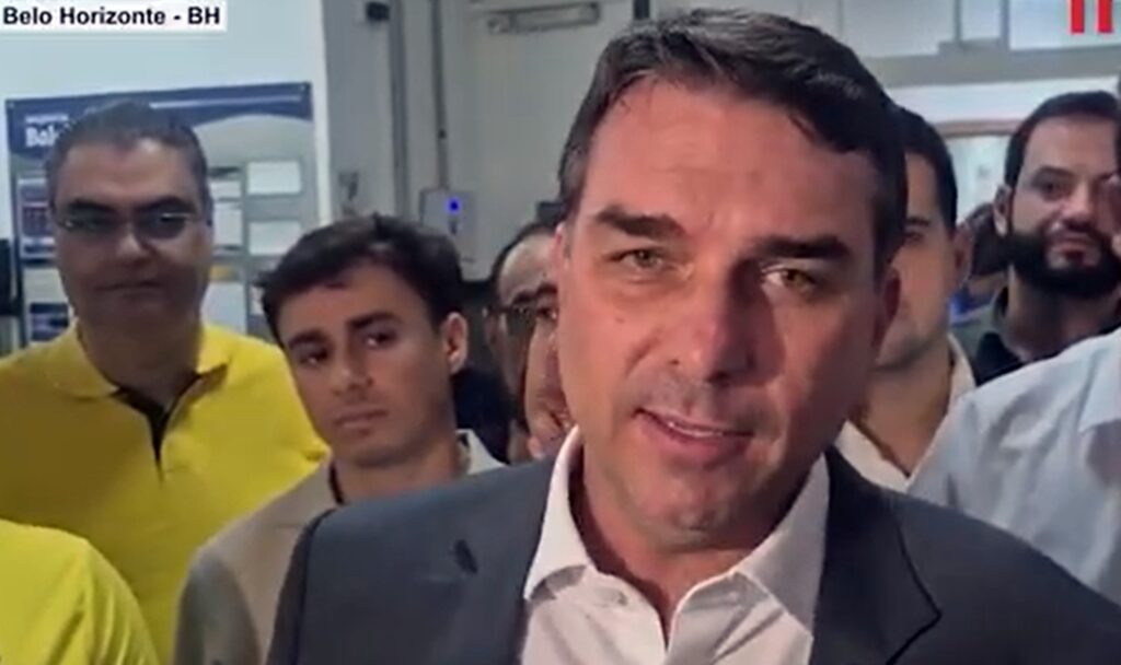 em-mg,-flavio-bolsonaro-tenta-equilibrar-campanha,-tarifaco-e-dark-horse