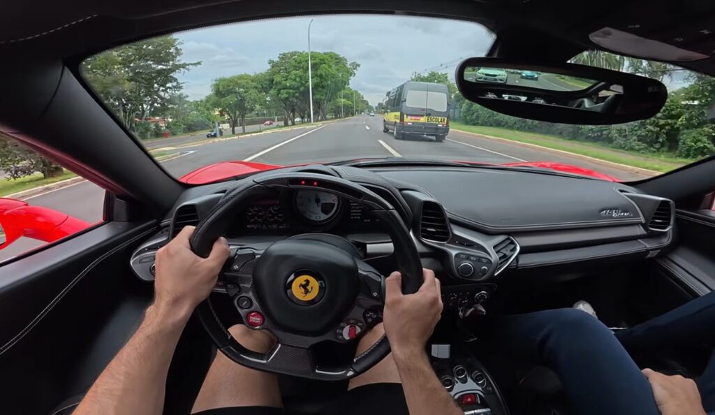 racha-no-lago-sul:-ferrari-e-bmw-passaram-“voando”-ao-lado-de-van-escolar