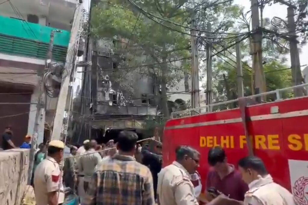 incendio-em-restaurante-deixa-ao-menos-21-mortos-na-india