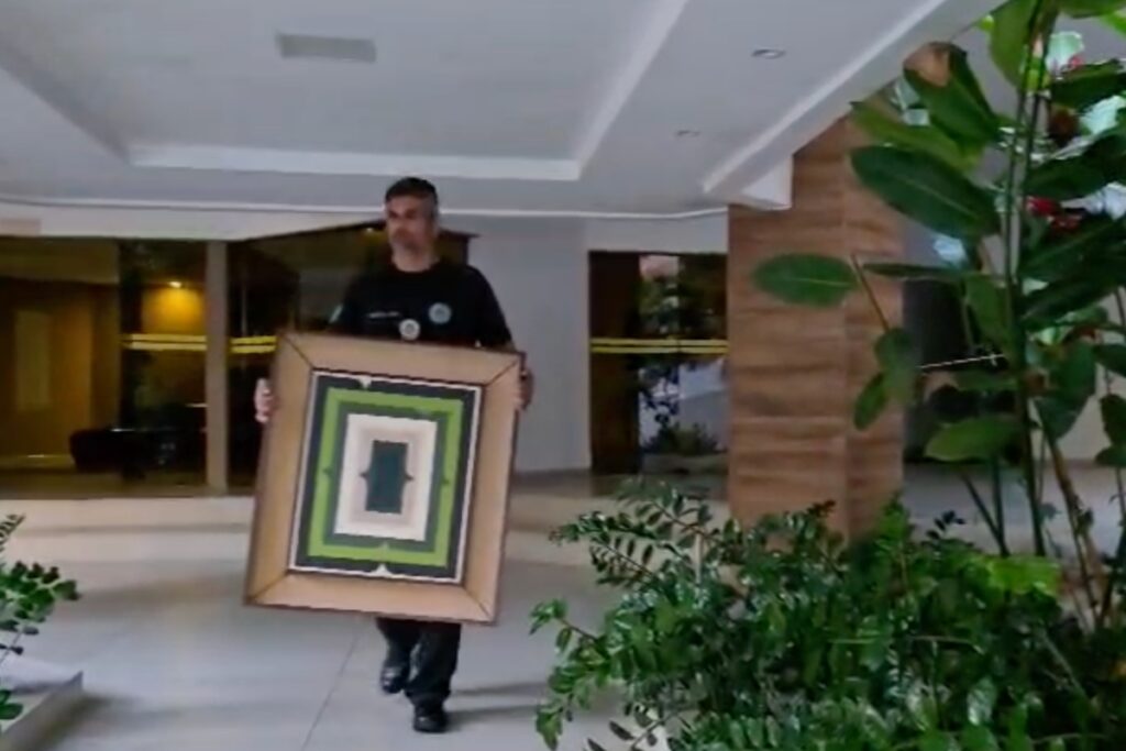 falsa-herdeira-e-alvo-de-operacao-por-golpe-milionario-com-obras-de-arte.-veja-video