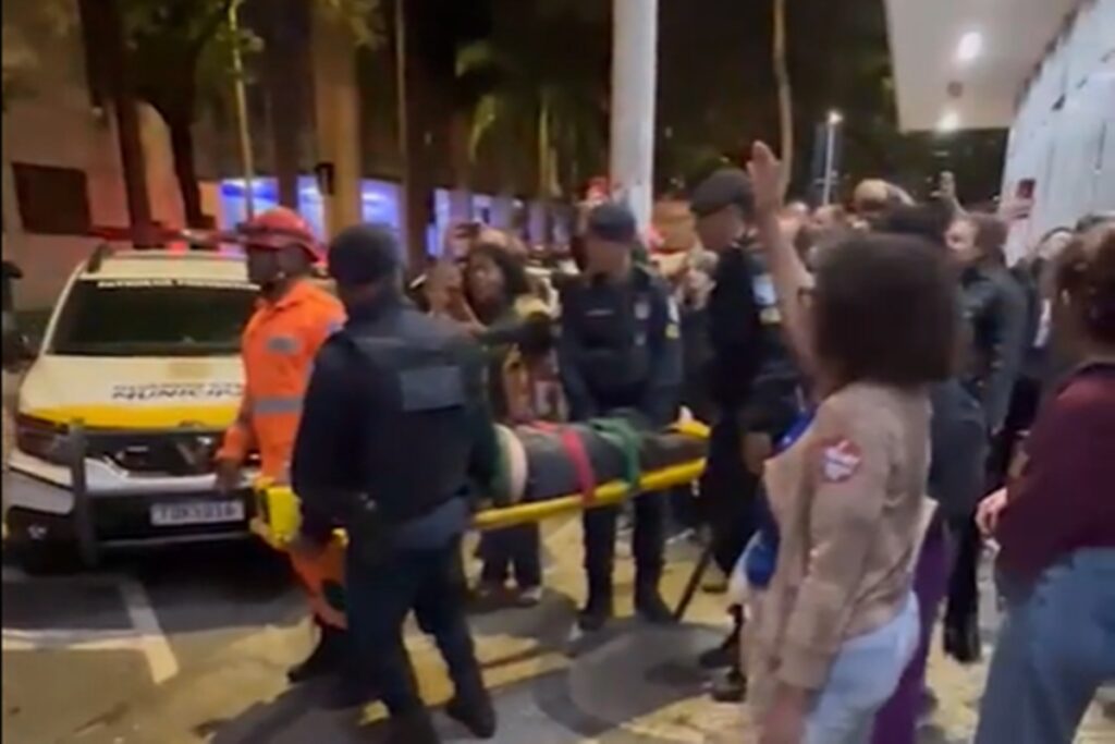 professor-e-retirado-de-maca-apos-confusao-em-ato-na-prefeitura-de-bh.-veja-video