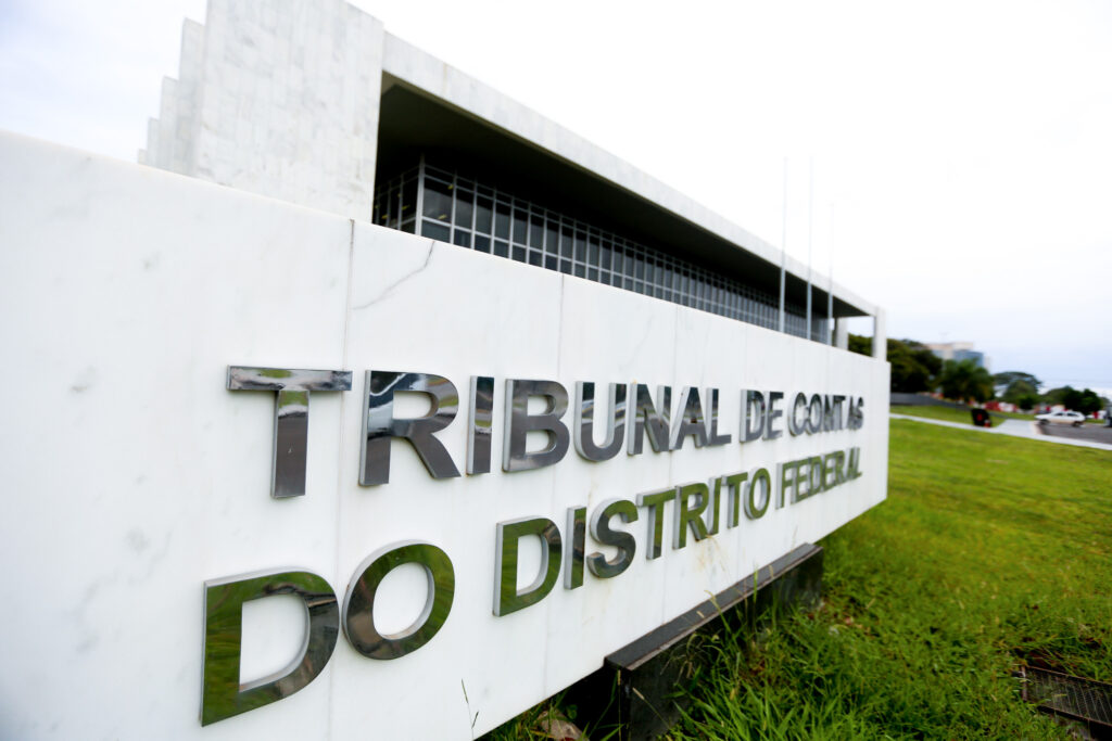 tcdf-assina-contrato-para-concurso-de-analista;-salario-e-de-r$-14-mil