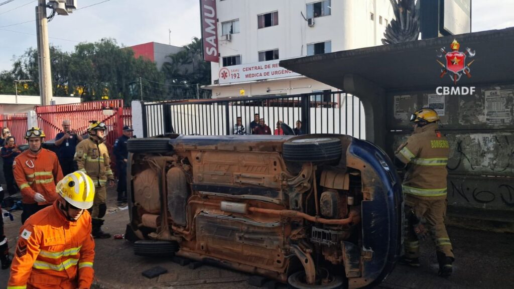 motorista-capota,-e-carro-para-diante-do-predio-do-samu-apos-batida.-veja-video