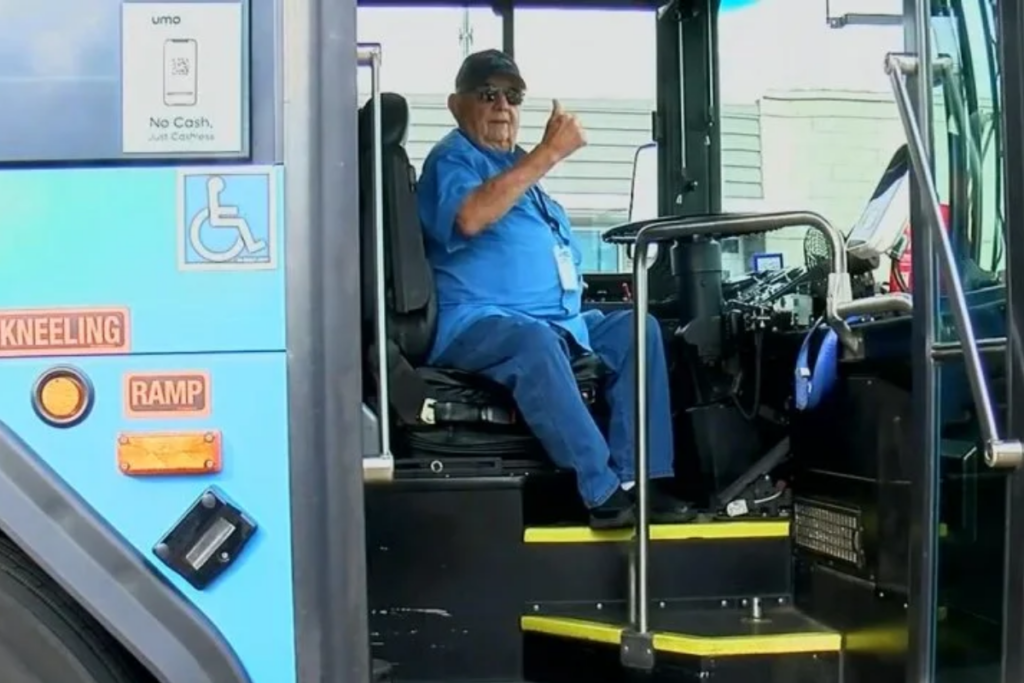 motorista-de-onibus-mais-velho-do-mundo-segue-na-ativa-aos-95-anos