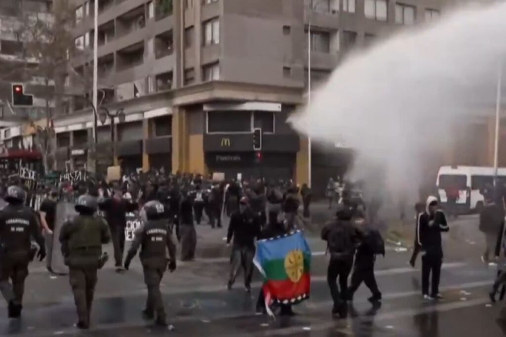 estudantes-fazem-protesto-contra-reforma-de-kast-no-chile