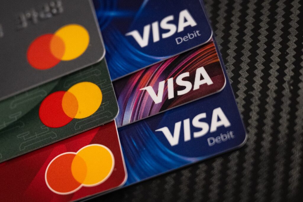 cuba-suspende-transacoes-com-visa-e-mastercard-apos-sancoes-dos-eua