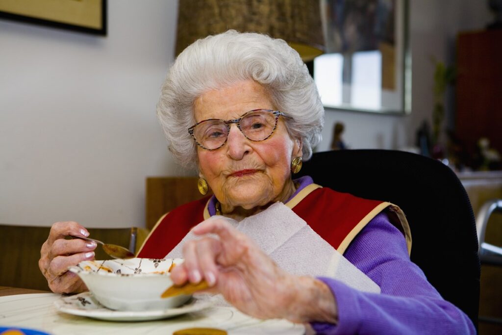 longevidade:-medico-cita-7-habitos-comuns-entre-pessoas-de-100-anos