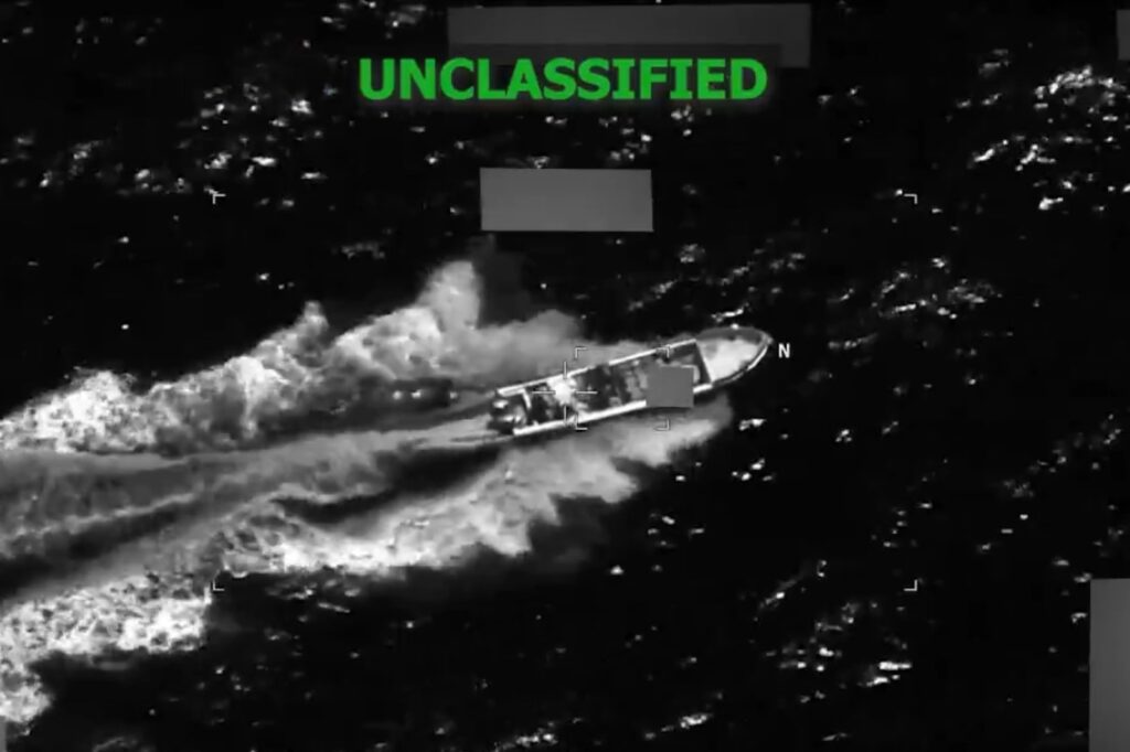 eua-bombardeia-barco-no-oceano-pacifico-e-mata-dois-homens