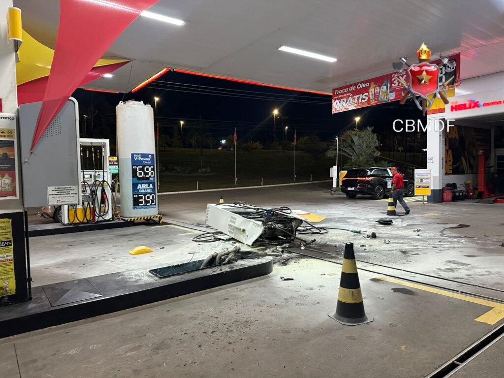 motorista-colide-carro-contra-bomba-de-abastecimento-e-foge-de-posto-no-df