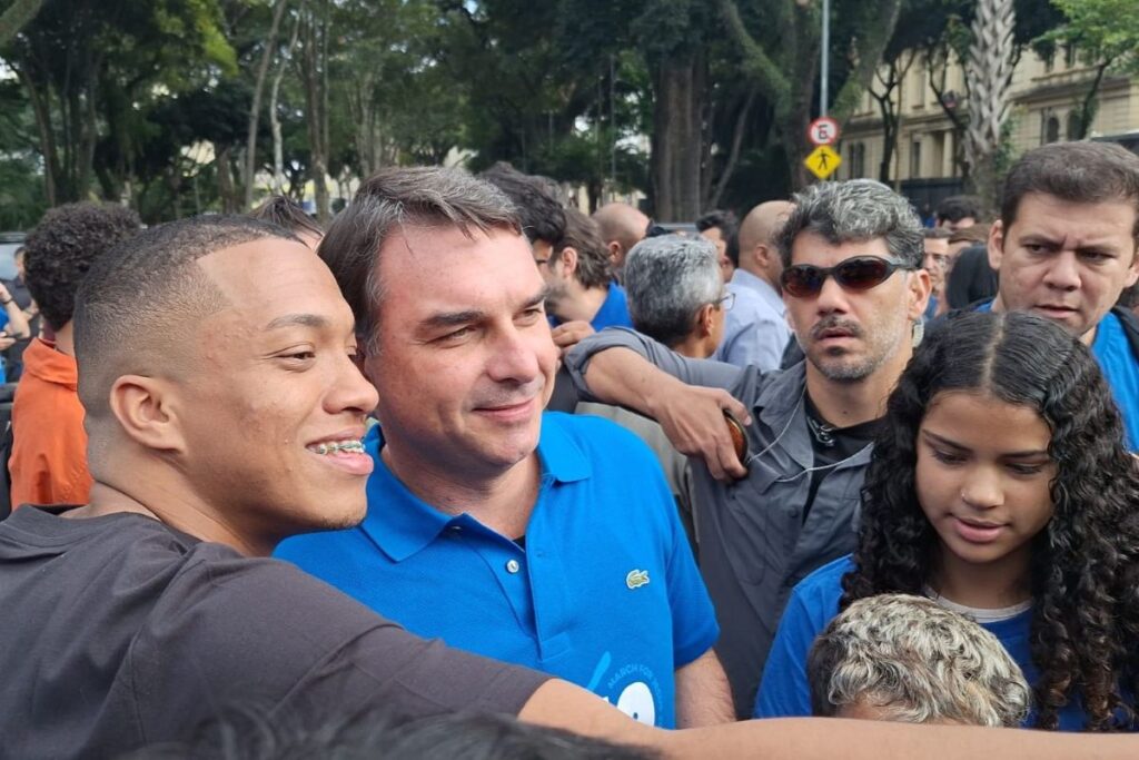 marcha:-flavio-diz-que-mundo-e-brasil-passam-por-“guerra-espiritual”