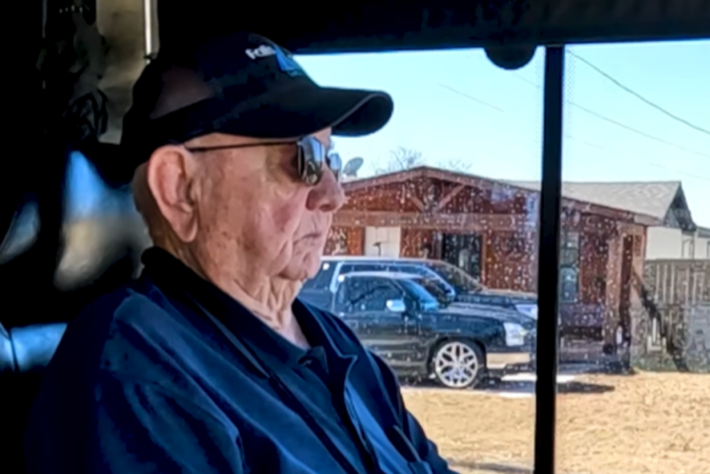 como-e-a-rotina-do-motorista-de-onibus-mais-velho-do-mundo-aos-95-anos