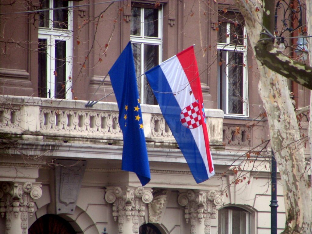 aviao-de-pequeno-porte-cai-na-croacia-e-deixa-quatro-pessoas-mortas