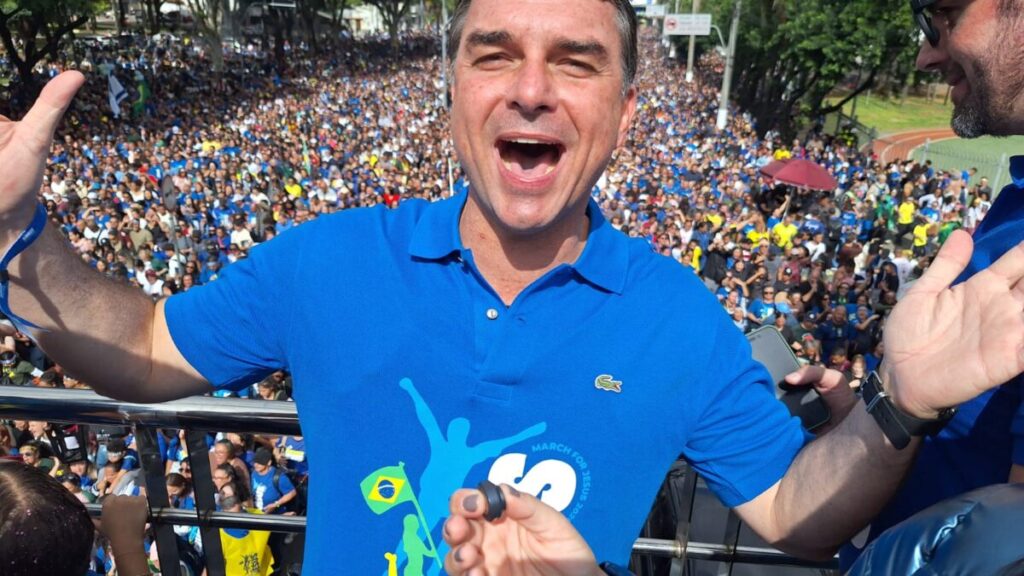 na-marcha-para-jesus,-flavio-fala-em-“expulsar-o-mal-do-governo”