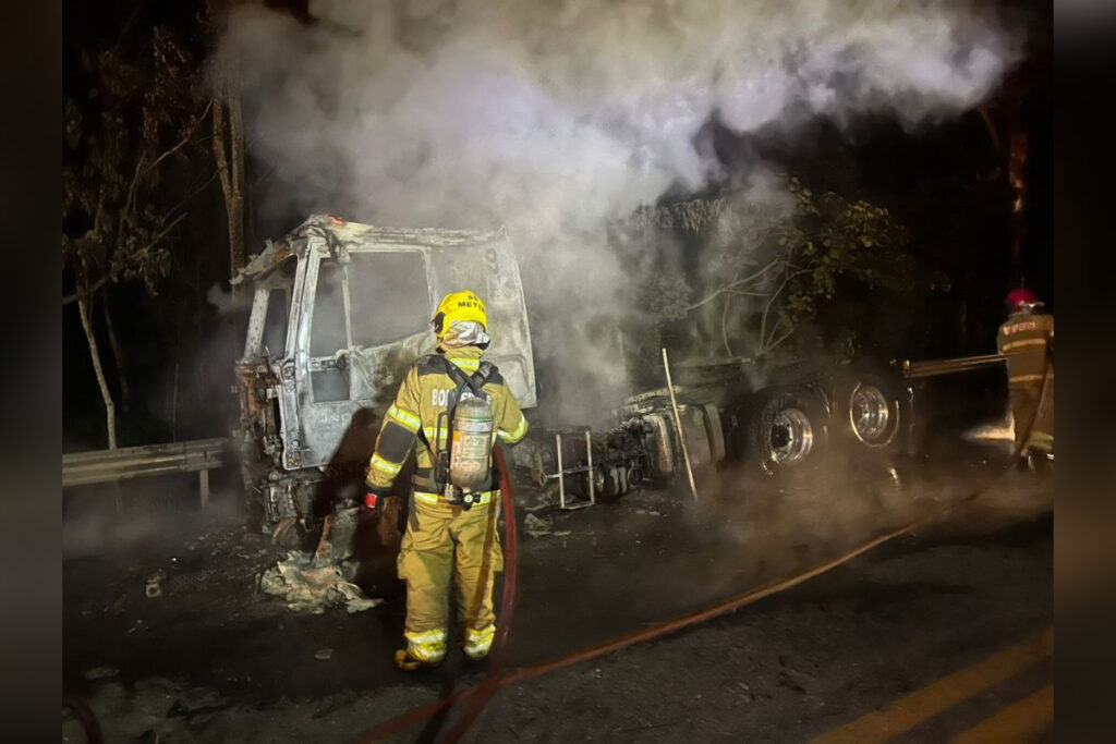 carreta-e-destruida-pelo-fogo-na-br-040,-em-ressaquinha-(mg).-video