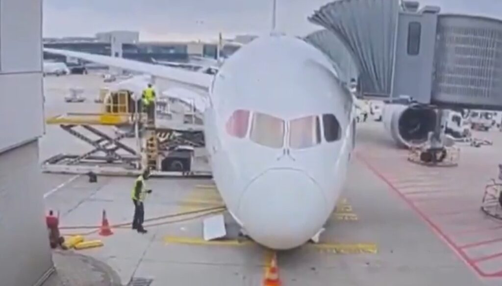 trem-de-pouso-de-aviao-colapsa-e-deixa-feridos-na-alemanha