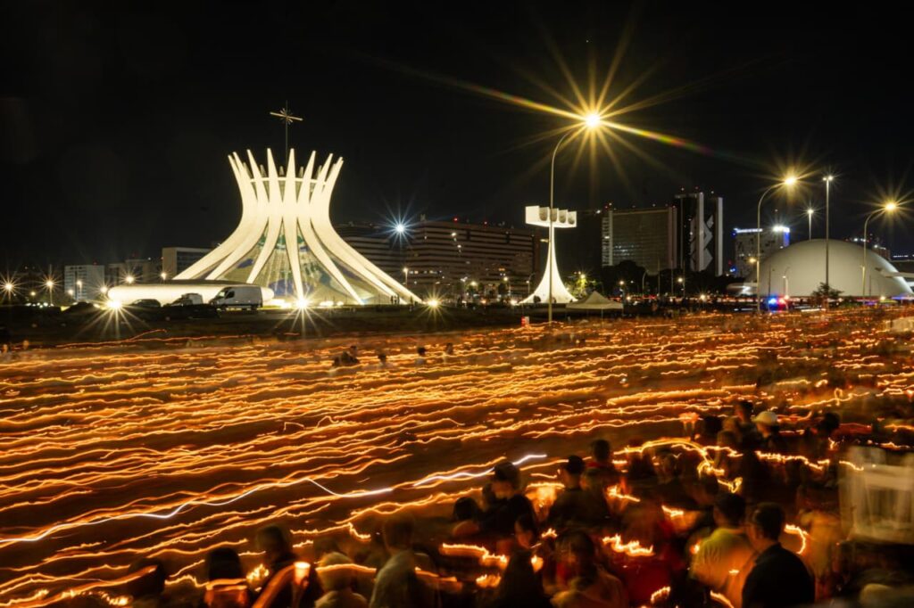 fieis-lotam-esplanada-durante-procissao-de-velas-de-corpus-christi