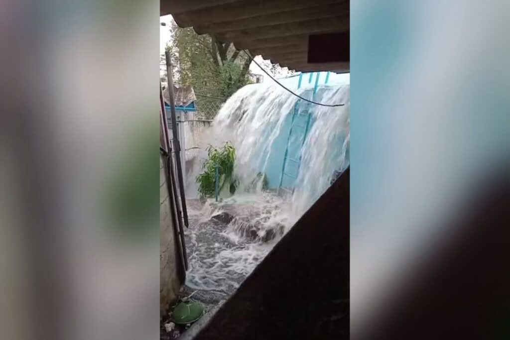 moradores-mostram-“cachoeira”-apos-vazamento-em-reservatorio-da-sabesp