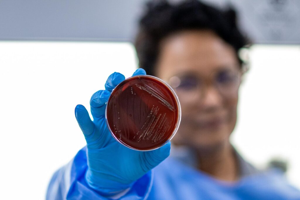 diretora-do-lacen-explica-como-bacteria-foi-detectada-em-lote-da-agua-crystal