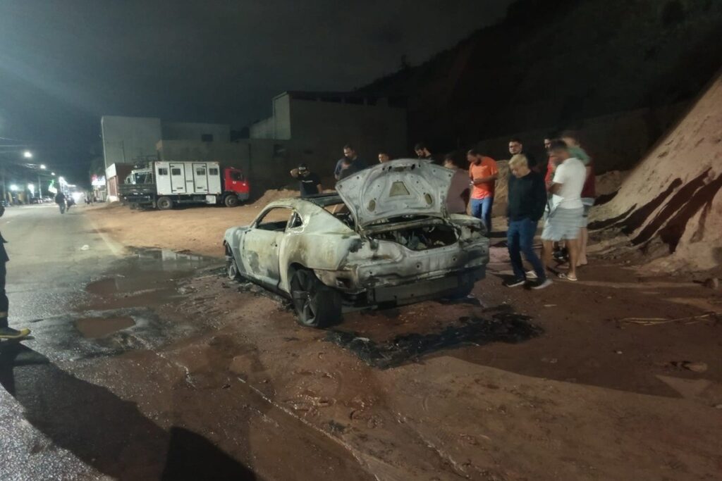 incendio-destroi-camaro-e-assusta-moradores-em-avenida-de-timoteo-(mg).-veja-video