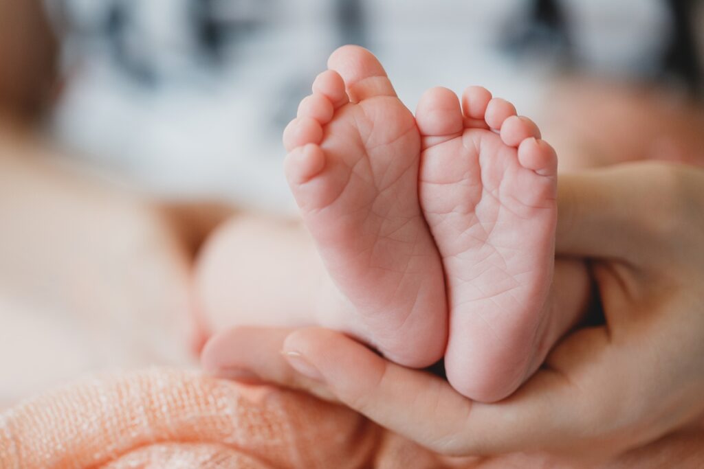 bebe-de-1-ano-cai-da-cama-durante-brincadeira-e-morre-em-assentamento