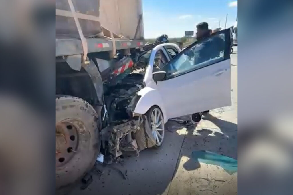 carro-vai-parar-debaixo-de-carreta-apos-acidente-na-estrutural.-veja-video