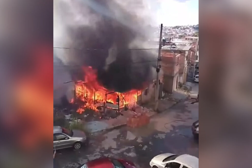 mg:-fogo-comeca-em-vegetacao-e-atinge-casa-que-tinha-parte-de-madeira.-video