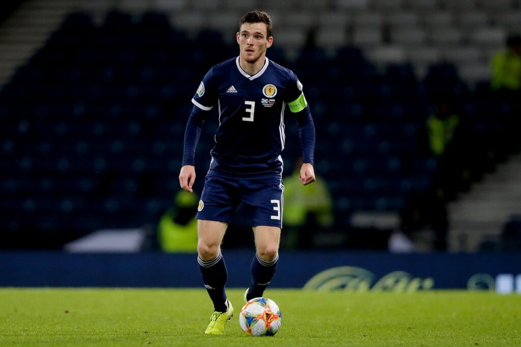 tottenham-anuncia-robertson,-rival-do-brasil-na-copa,-como-novo-reforco