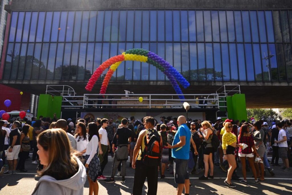 parada-lgbt+-de-sp:-veja-shows,-mudancas-no-transito-e-como-chegar