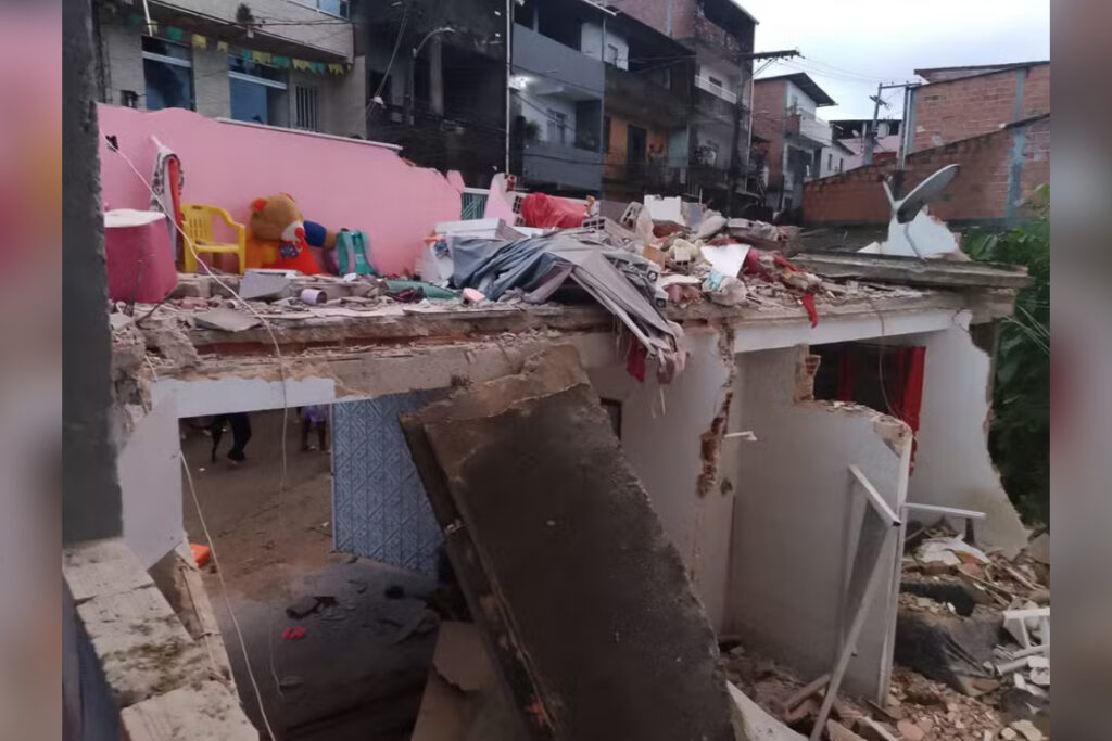 crianca-de-9-anos-fica-soterrada-apos-imovel-desabar-em-salvador